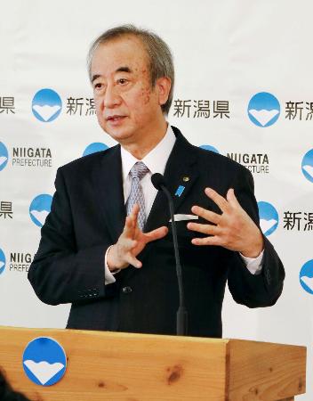 記者会見で３選出馬を表明した新潟県の花角英世知事＝１８日午前、県庁