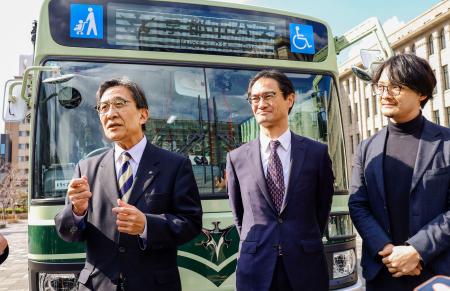 取材に応じる京都市の松井孝治市長（左）ら＝１８日午後、京都市中京区