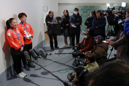 取材に応じるフィギュアスケート団体で銀メダルを獲得した、アイスダンスの吉田唄菜(左)と森田真沙也=京都府宇治市