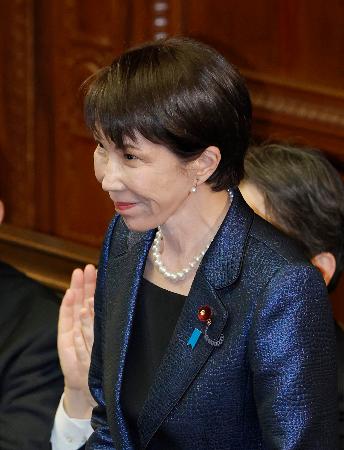 衆院本会議で第１０５代首相に指名され、起立する高市早苗首相＝１８日午後３時１分