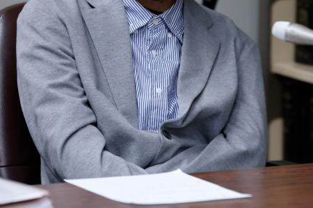 最高裁判決を受け、記者会見する原告の男性＝１８日午後、東京都内