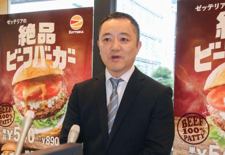 記者会見する「バーガー・ワン」の井上卓士社長＝１８日午前、東京都港区