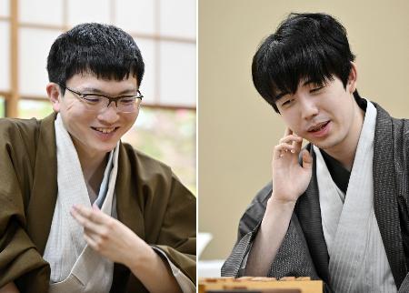 永瀬拓矢氏（左）と藤井聡太氏＝２０２５年８月