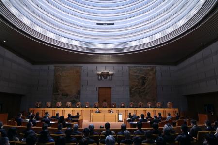 　成年後見制度利用者の就業を制限した旧警備業法の欠格規定を違憲とした最高裁大法廷＝１８日午後（代表撮影）