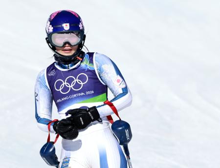 女子回転の１回目で途中棄権した安藤麻＝コルティナダンペッツォ（共同）