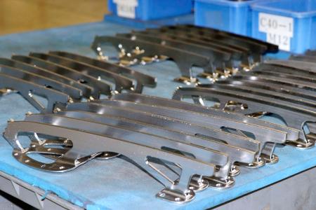 　工房に並ぶスケート靴のブレード