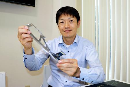 　ブレードを持つ山一ハガネの石川貴規さん＝名古屋市