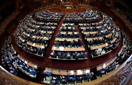 第１０５代首相に高市早苗氏を指名し、拍手に包まれる衆院本会議場＝１８日午後３時１分（魚眼レンズ使用）