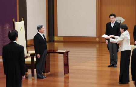 天皇陛下から任命を受ける高市早苗首相。奥は木原稔官房長官＝１８日夜、宮殿・松の間（代表撮影）