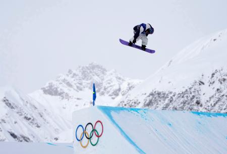 男子スロープスタイル決勝　ジャンプする長谷川帝勝＝リビーニョ（共同）