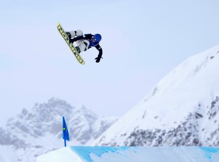 女子スロープスタイル決勝　ジャンプする深田茉莉＝リビーニョ（共同）