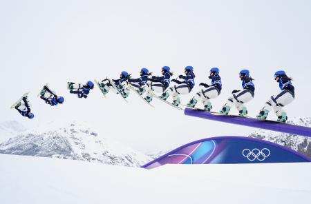 女子スロープスタイル決勝の２回目で技を繰り出す深田茉莉の連続合成写真（右から左へ）。金メダルを獲得した＝リビーニョ（共同）
