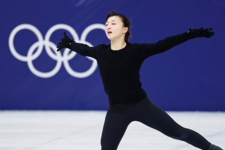 　公式練習で調整する坂本花織＝ミラノ（共同）
