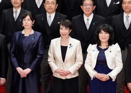 第２次内閣の初閣議を終え、写真に納まる高市早苗首相（前列中央）と閣僚ら＝１８日午後１１時１４分、首相官邸