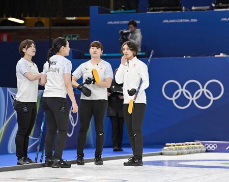 　日本―英国　第１エンドを終え、言葉を交わす吉村（右端）ら日本チーム＝コルティナダンペッツォ（共同）