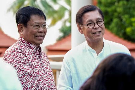 　ミャンマー軍事政権が外相に任命したタンスエ氏（左）とタイのシーハサック外相＝１８日、タイ南部プーケット（ロイター＝共同）