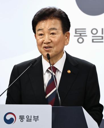 北朝鮮への無人機侵入について説明する韓国の鄭東泳統一相＝１８日、ソウル（聯合＝共同）