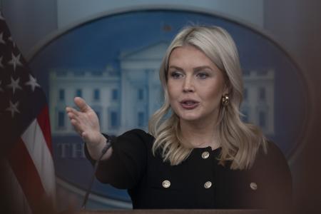 １８日、米ホワイトハウスで記者会見するレビット報道官（ゲッティ＝共同）