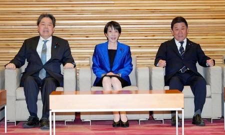 臨時閣議に臨む（左から）林総務相、高市首相、茂木外相＝１９日午前、首相官邸