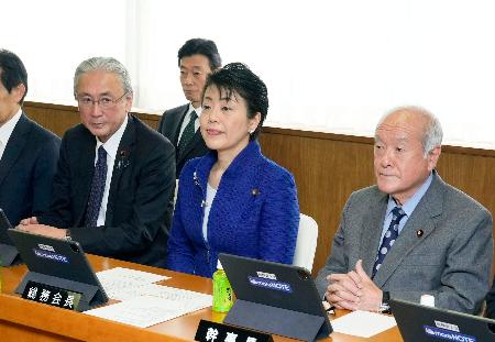 自民党の臨時総務会に臨む（左から）古屋選対委員長、有村総務会長、鈴木幹事長。奥は西村選対委員長代行＝１９日午前、東京・永田町の党本部