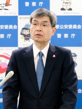 記者会見する警察庁の楠芳伸長官＝１９日午前、警察庁