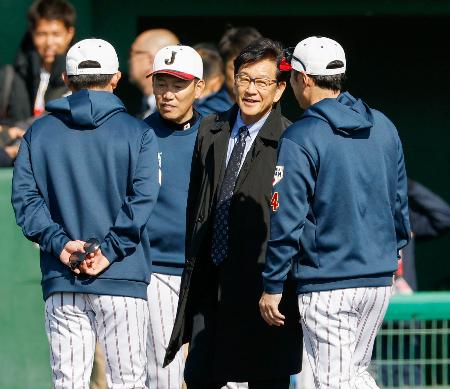 ＷＢＣ日本代表の強化合宿を訪れた栗山前監督（中央右）。同左は井端監督＝宮崎