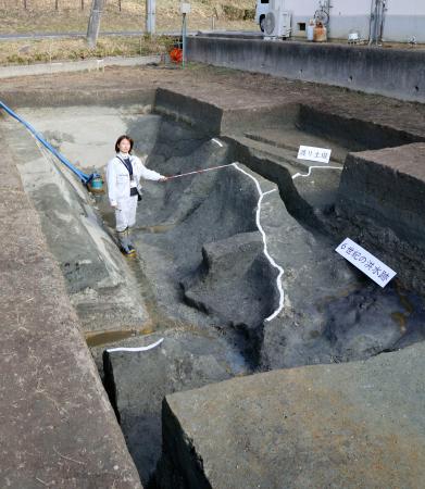 箸墓古墳前方部周辺の発掘で確認された「渡り土堤」（右奥）＝１９日、奈良県桜井市