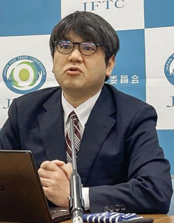 記者会見する公正取引委員会の担当者＝１９日午後、大阪市中央区