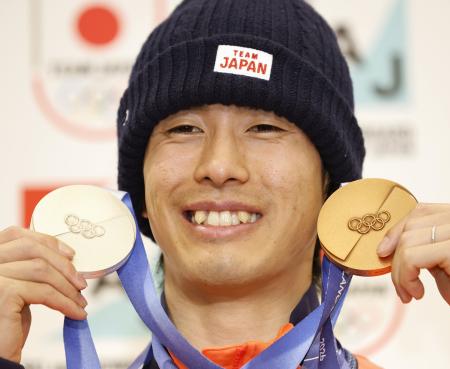 羽田空港に帰国し、メダルを見せるフリースタイルスキー男子の堀島行真＝１９日午後