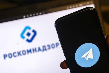 通信アプリ「テレグラム」のアイコン（右）。左は通信規制を担うロシア通信情報技術監督庁のロゴ＝１２日（タス＝共同）