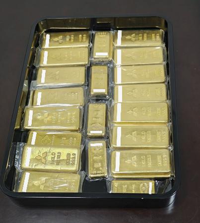 大阪市に寄付された５億円相当の金地金（大阪市提供、シリアルナンバーを提供元が加工しています）