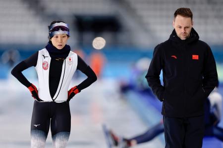 調整するスピードスケート女子の高木美帆。右はヨハン・デビット・コーチ＝１９日、イタリア・ミラノ（共同）