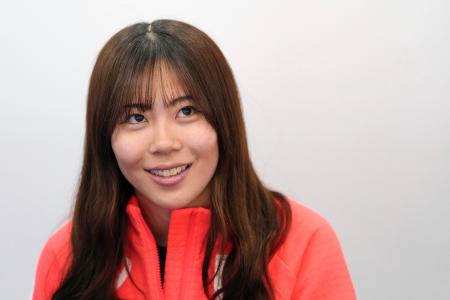 金メダル獲得から一夜明け、取材に応じるスノーボード女子スロープスタイルの深田茉莉＝１９日、リビーニョ（共同）