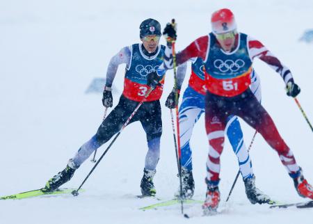 　男子団体スプリント　後半距離で力走する渡部暁斗（左）＝テーゼロ（共同）