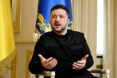 共同通信の単独インタビューに応じるウクライナのゼレンスキー大統領＝１９日、キーウ（共同）