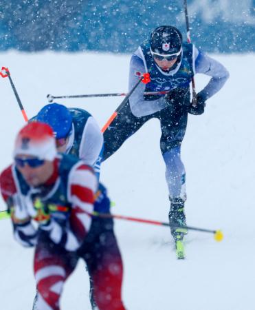 男子団体スプリント　後半距離で力走する山本涼太（奥）＝テーゼロ（共同）