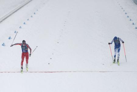 複合男子団体スプリントを制したノルウェーのＪ・オフテブロ（左）＝１９日（ロイター＝共同）