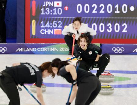 日本―中国　第８エンド、指示を出す吉村＝コルティナダンペッツォ（共同）