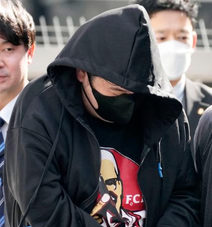 警視庁荏原署に入る内藤寛己容疑者＝１８日