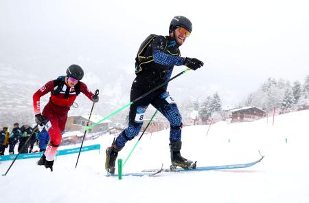 山岳スキー男子スプリントで銀メダルを獲得したＡＩＮのニキータ・フィリポフ（右）＝１９日、イタリア・ボルミオ（ゲッティ＝共同）