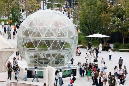 大阪・関西万博の会場に展示された地球儀形の食糧生産装置「アクアポニックス」＝２０２５年１０月、大阪市此花区の夢洲