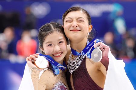 女子で銀メダルを獲得した坂本花織（右）と銅メダルの中井亜美＝ミラノ（共同）