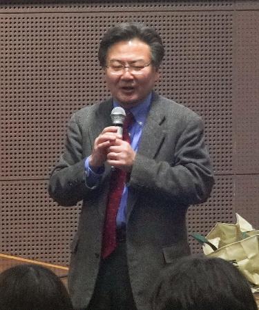 講義する神戸学院大教授の田中康介さん＝１月（本人提供）