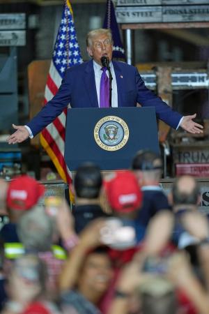 １９日、米ジョージア州ロームの集会で、演説するトランプ大統領（ＡＰ＝共同）