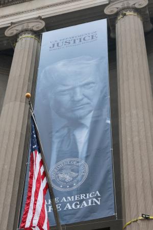 米司法省本部に掲げられたトランプ大統領の垂れ幕＝１９日、ワシントン（ロイター＝共同）