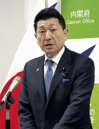 記者会見する赤間領土問題相=20日午前、東京・永田町