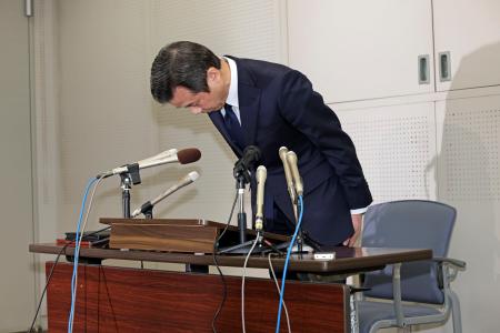 記者会見で謝罪する神奈川県警の今村剛本部長＝２０日午前、横浜市中区