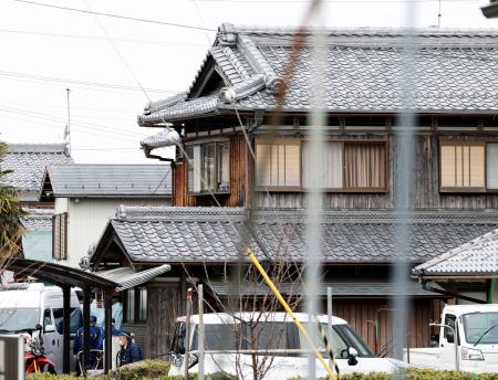 男性が血を流して倒れているのが見つかった滋賀県甲賀市の住宅＝２０日午前１１時６分