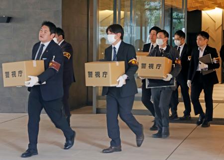 家宅捜索で押収物を運び出す警視庁の捜査員ら＝２０日午前、東京都港区