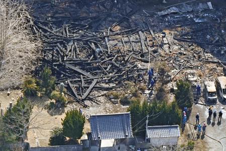 山口県下関市の正琳寺で発生した火災の現場＝２０日午後０時１１分（共同通信社ヘリから）